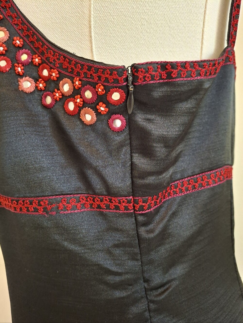 Vintage Sue Wong Black Satiny Sleeveless Dress - Red Mirrored Floral Embroidery - Picture 7 of 10